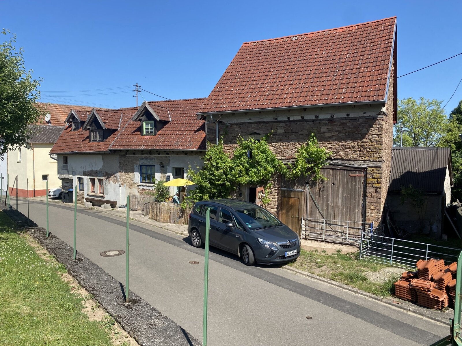 Einfamilienhaus mit Scheune und großem Grundstück direkt am Haus Einfamilienhaus mit Scheune und großem Grundstück direkt am Haus