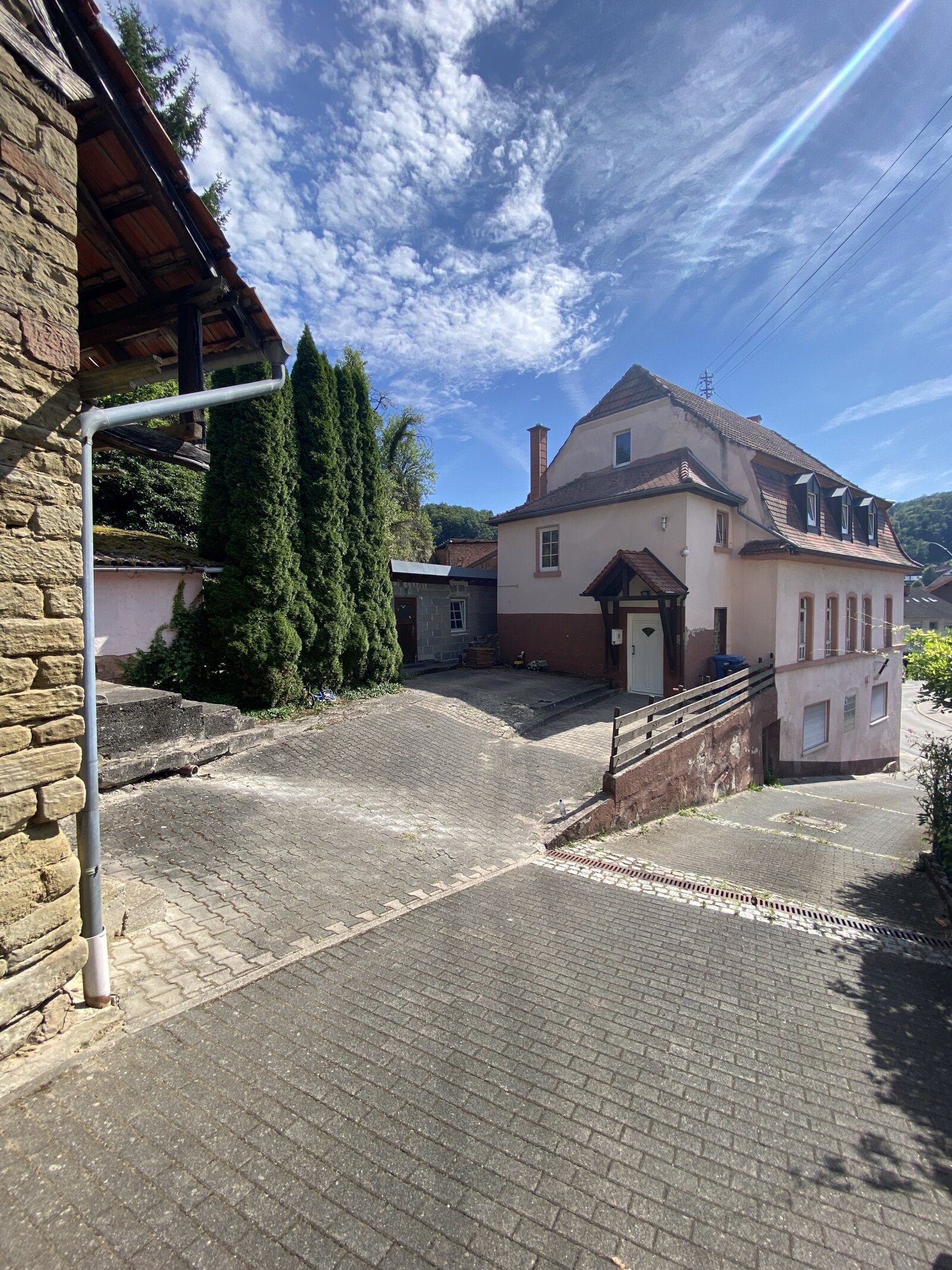 Ehemalige Gaststätte mit Ausbaureserve und einer vermieteten Wohnung Ehemalige Gaststätte mit Ausbaureserve und einer vermieteten Wohnung