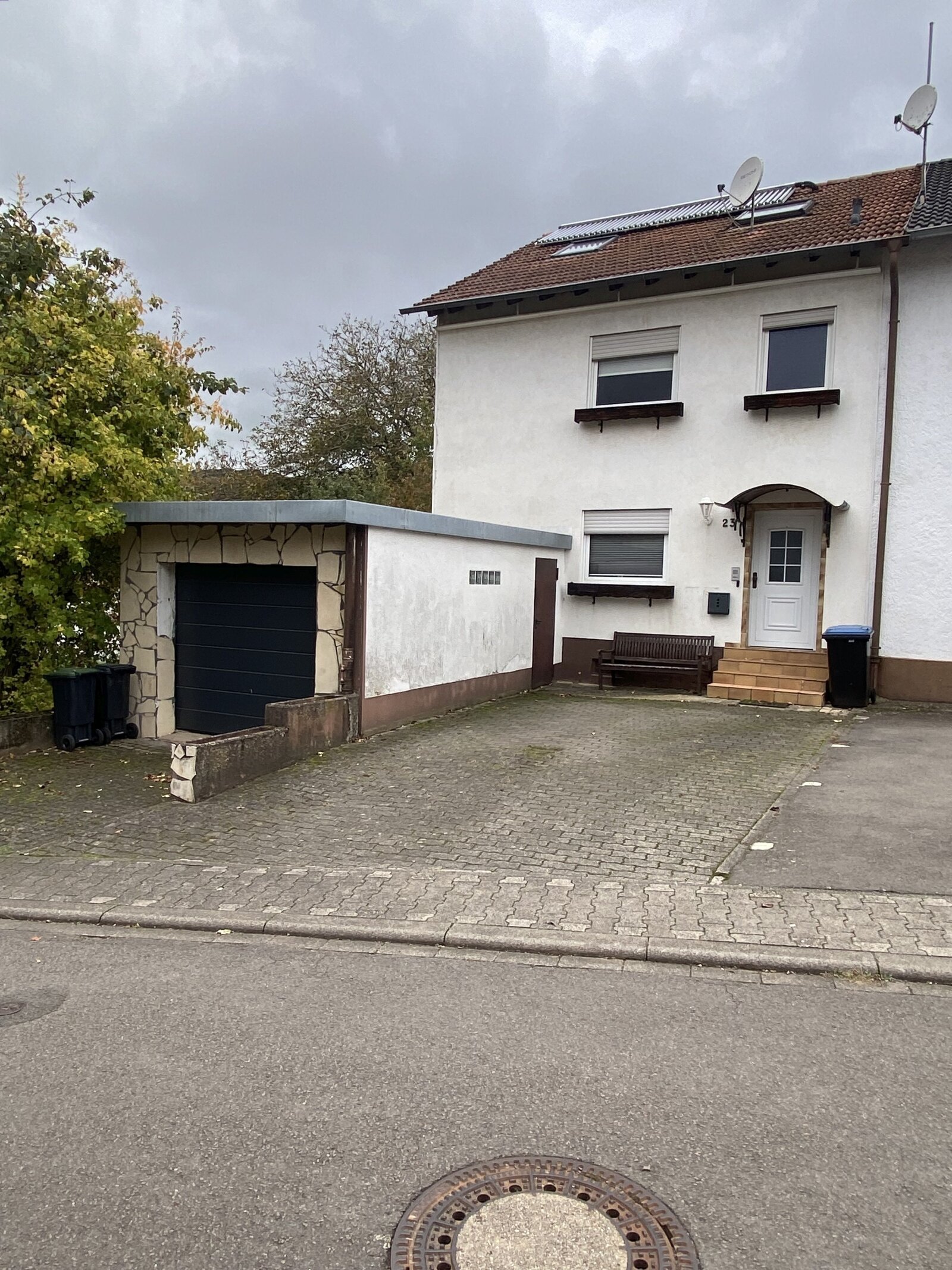 Solide Doppelhaushälfte in ruhiger Seitenstraße Solide Doppelhaushälfte in ruhiger Seitenstraße