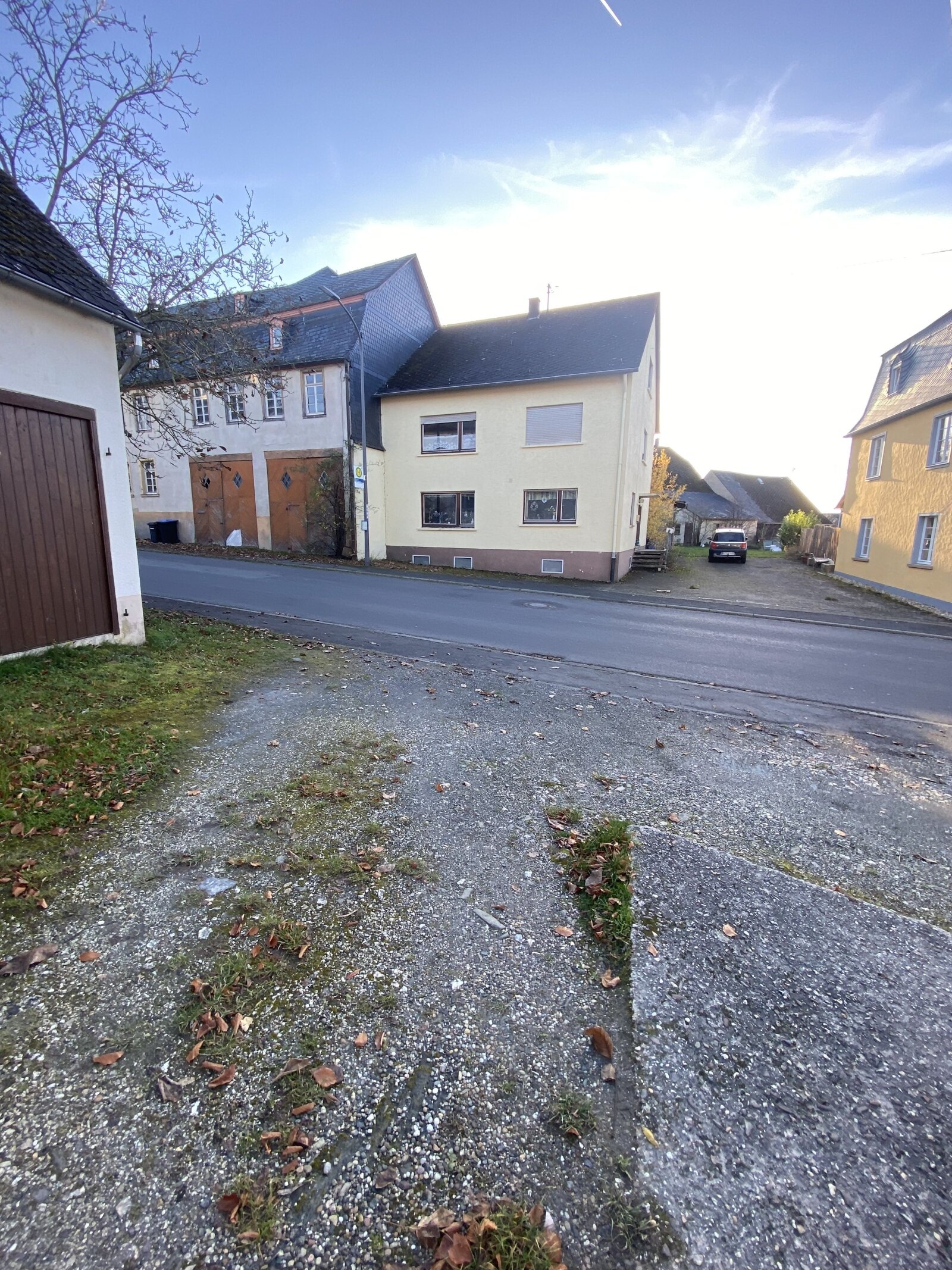 Zweifamilienhaus mit Garagen und großer Scheune Zweifamilienhaus mit Garagen und großer Scheune