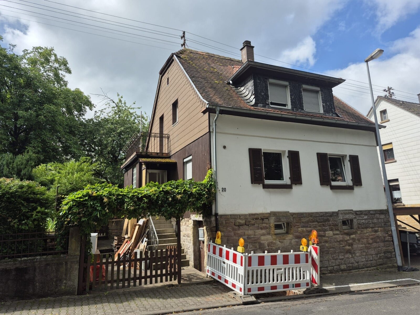 Solides Einfamilienhaus mit Garage sucht neuen Besitzer Solides Einfamilienhaus mit Garage sucht neuen Besitzer