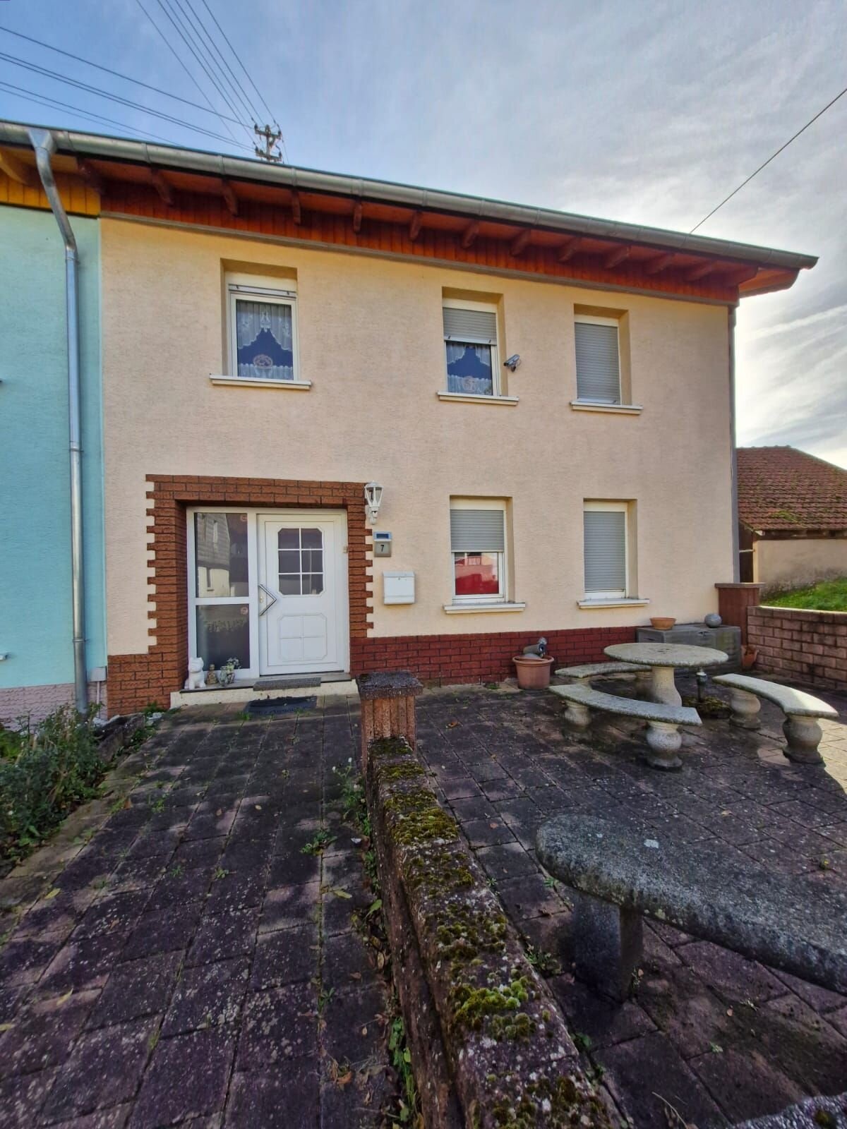 Solide Doppelhaushälfte mit Garage Solide Doppelhaushälfte mit Garage