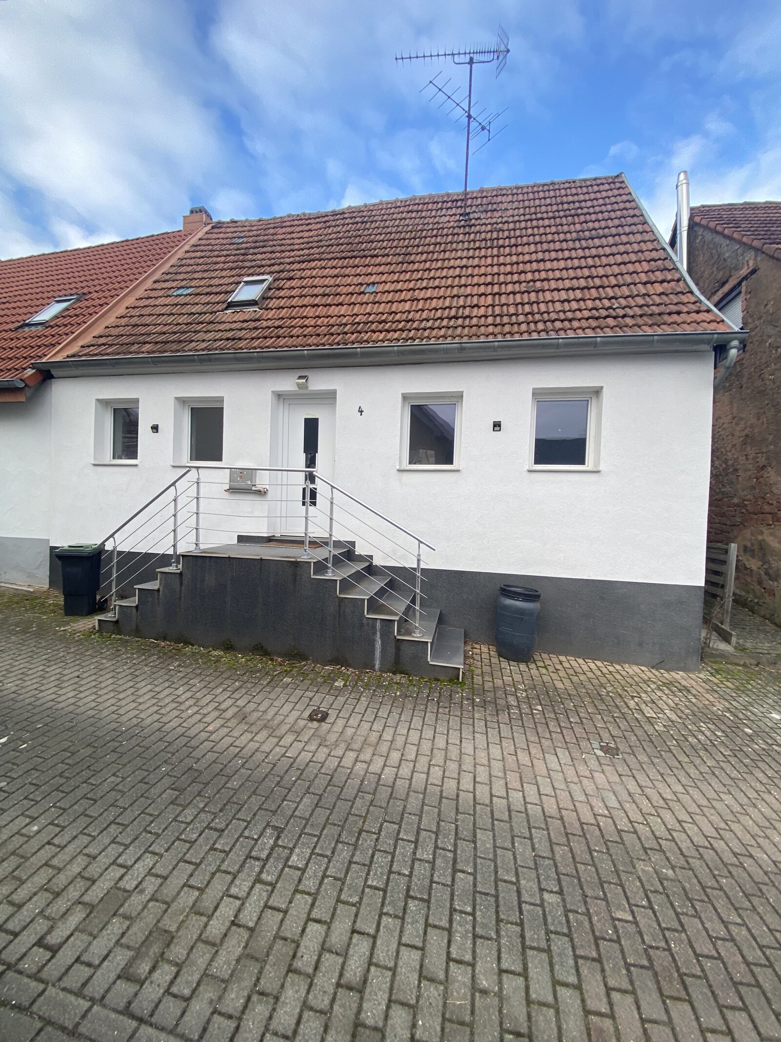 Renovierungsbedürftiges Einfamilienhaus in ruhiger Lage Renovierungsbedürftiges Einfamilienhaus in ruhiger Lage