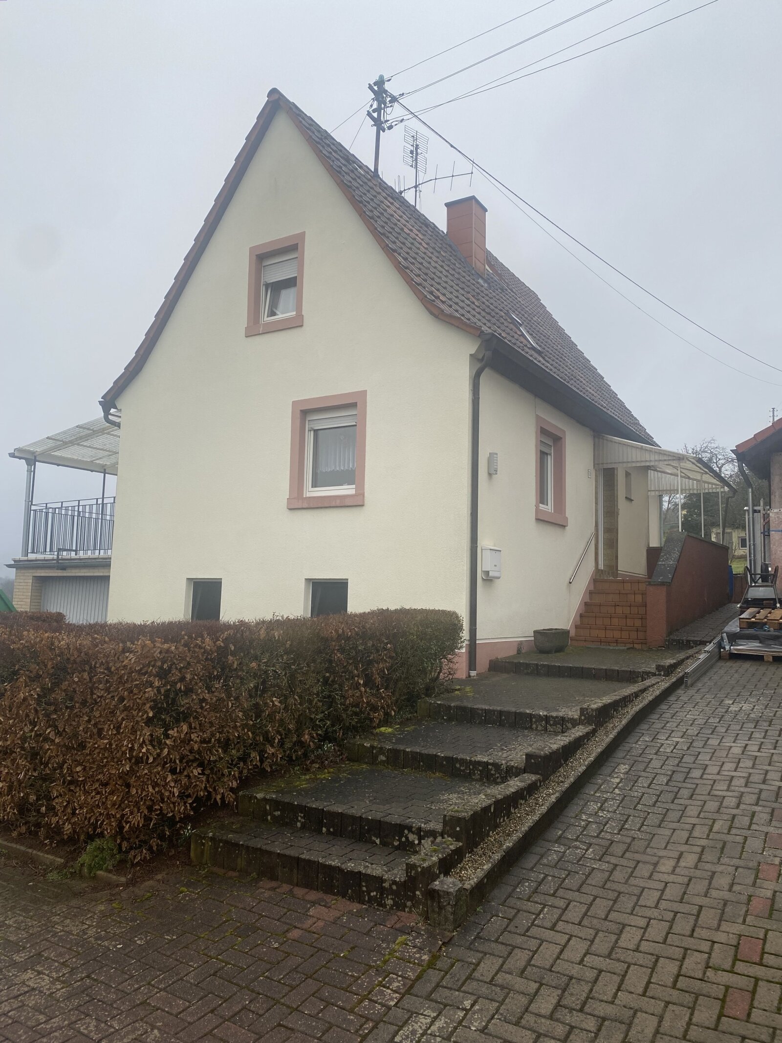 Solides Einfamilienhaus mit Garage in Ortsrandlage mit toller Fernsicht Solides Einfamilienhaus mit Garage in Ortsrandlage mit toller Fernsicht