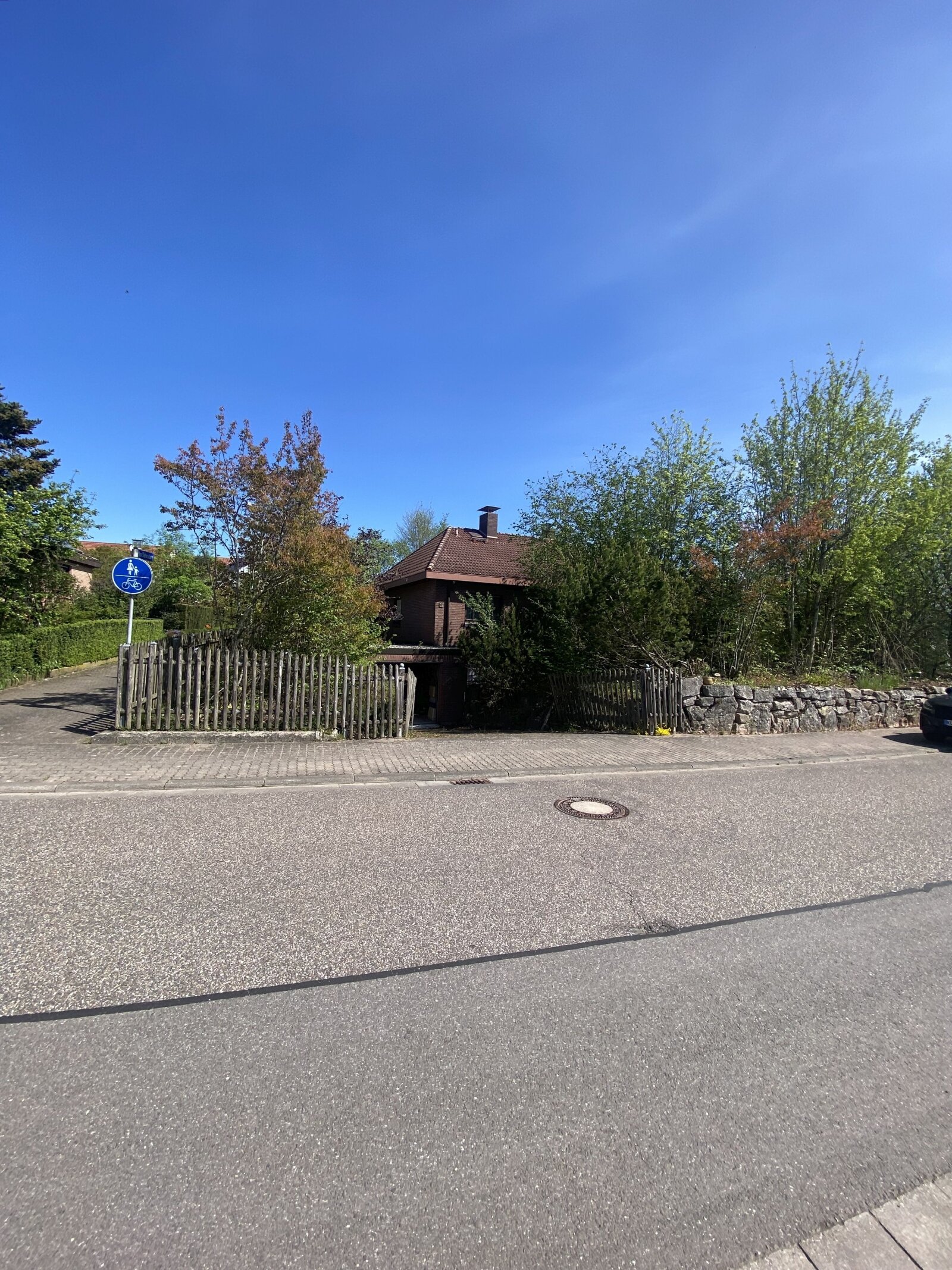 gepflegter Bungalow in ruhiger Seitenstraße gepflegter Bungalow in ruhiger Seitenstraße