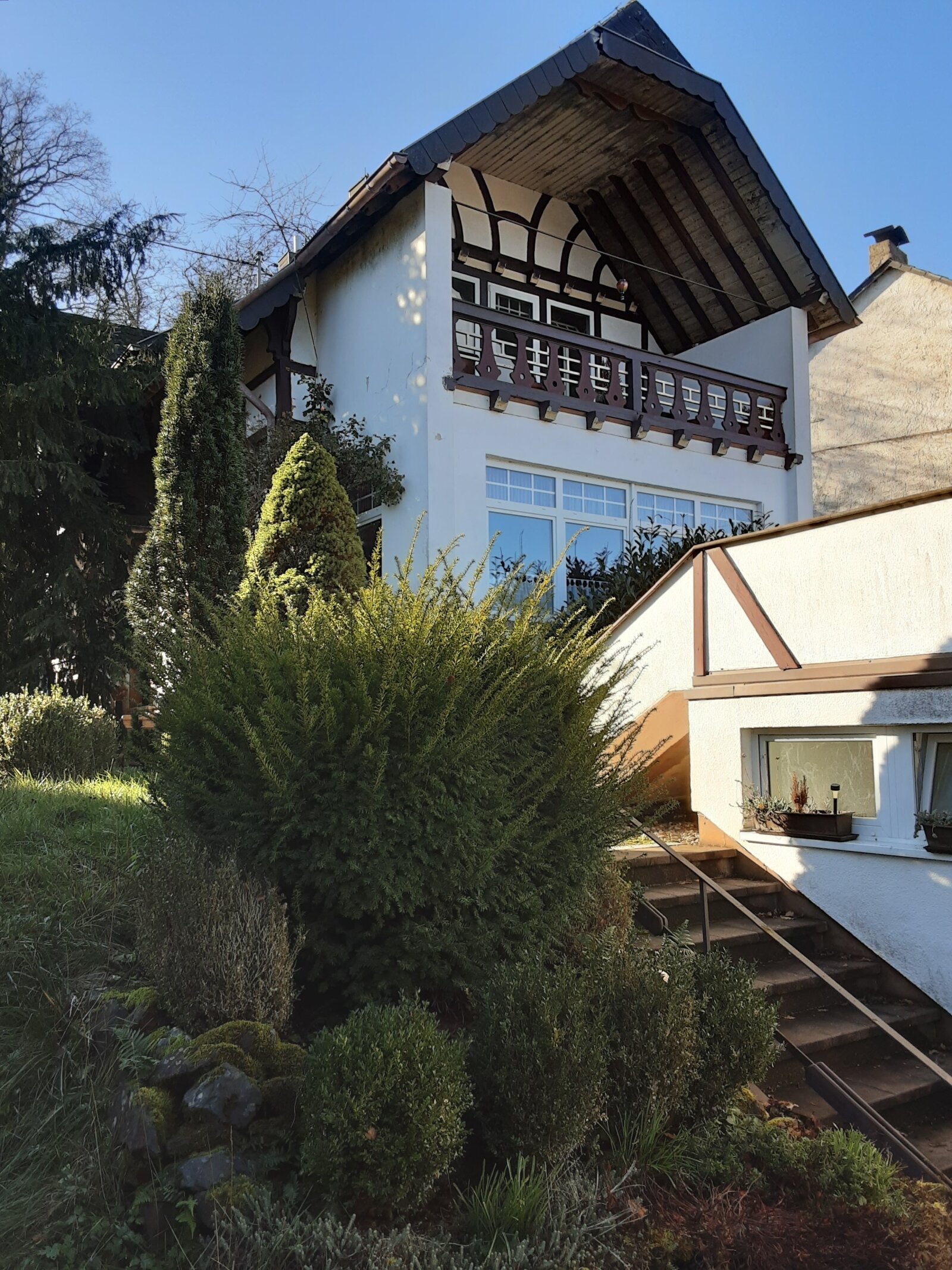 Traumhaft gelegenes Wohnhaus mit Nebengebäude und herrlichem Weitblick in Wadern zu verkaufen Traumhaft gelegenes Wohnhaus mit Nebengebäude und herrlichem Weitblick in Wadern zu verkaufen