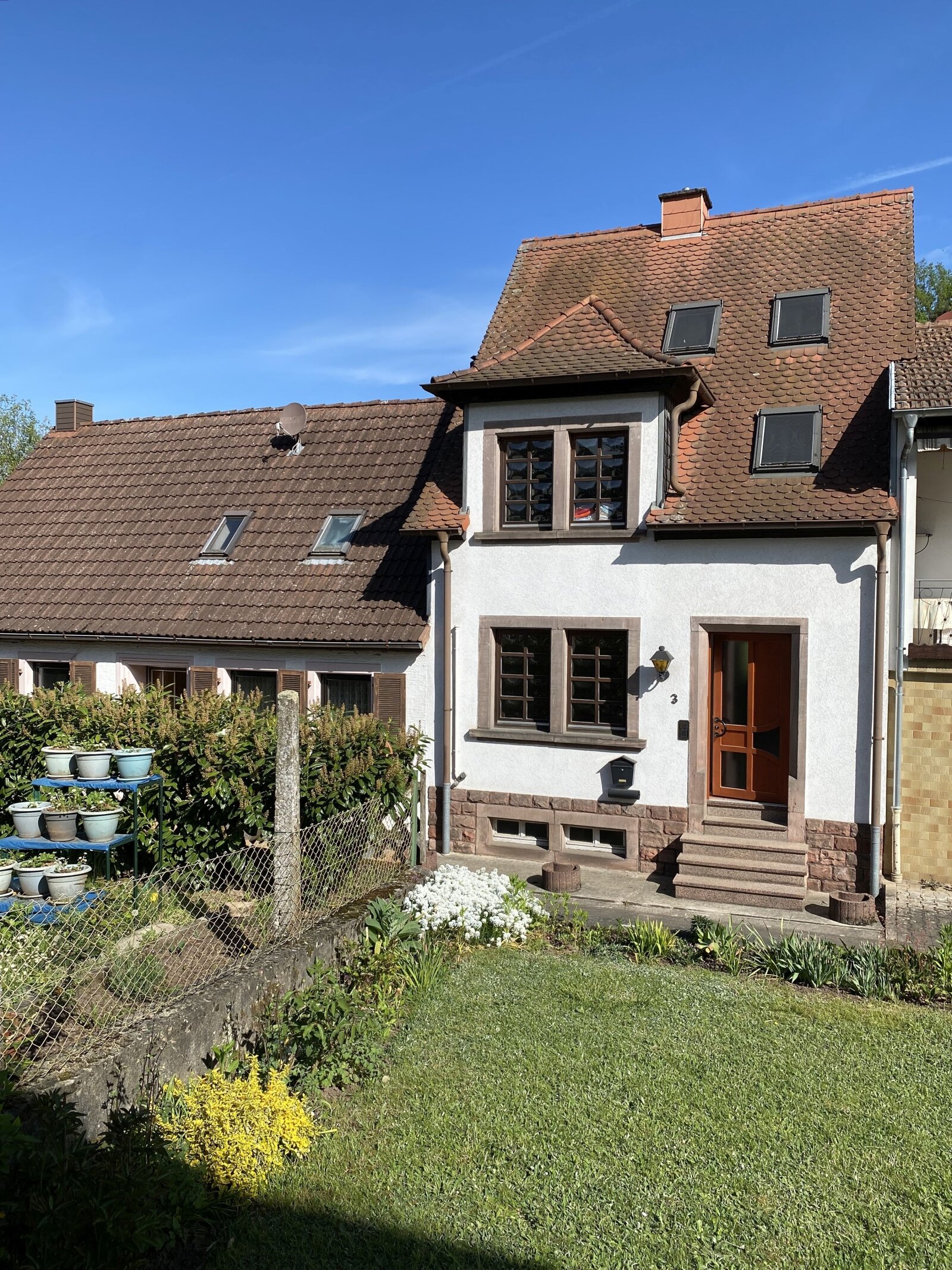 Solides Reihenhaus in ruhiger Seitenstraße Solides Reihenhaus in ruhiger Seitenstraße