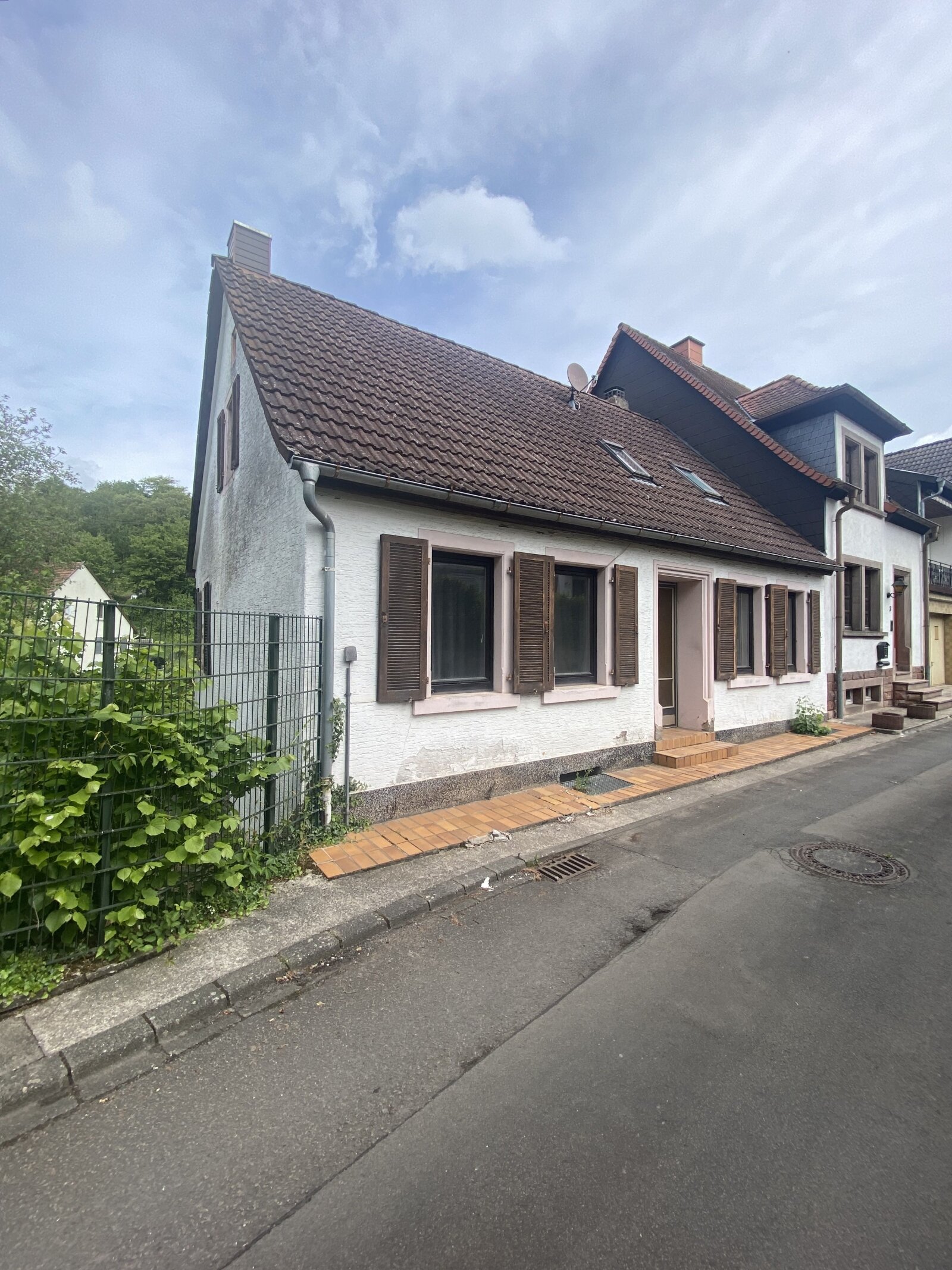 Sanierungsbedürftiges Einfamilienhaus mit Scheune Sanierungsbedürftiges Einfamilienhaus mit Scheune