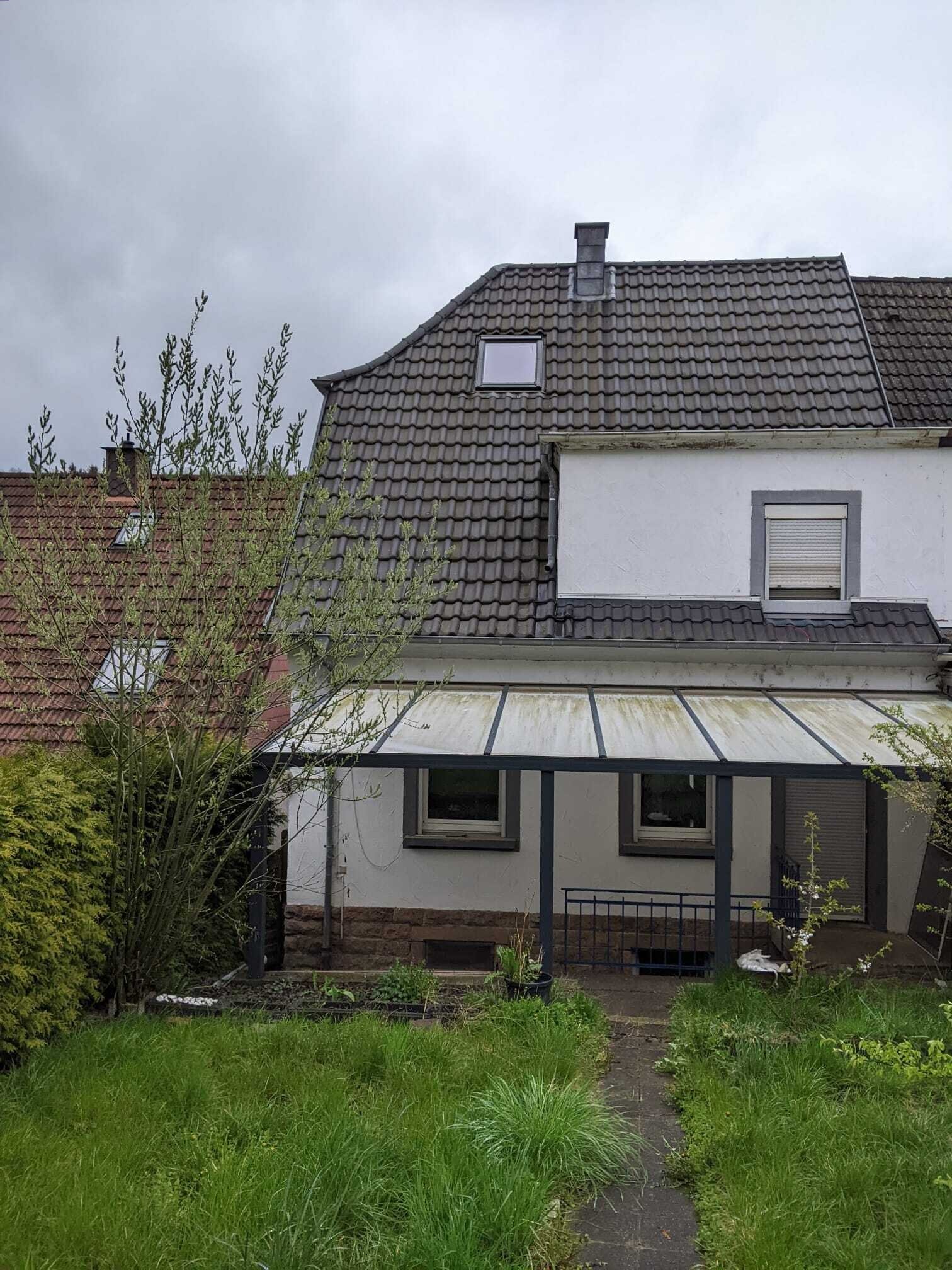 Reihenendhaus mit überdachter Terrasse und kleinem Garten Reihenendhaus mit überdachter Terrasse und kleinem Garten