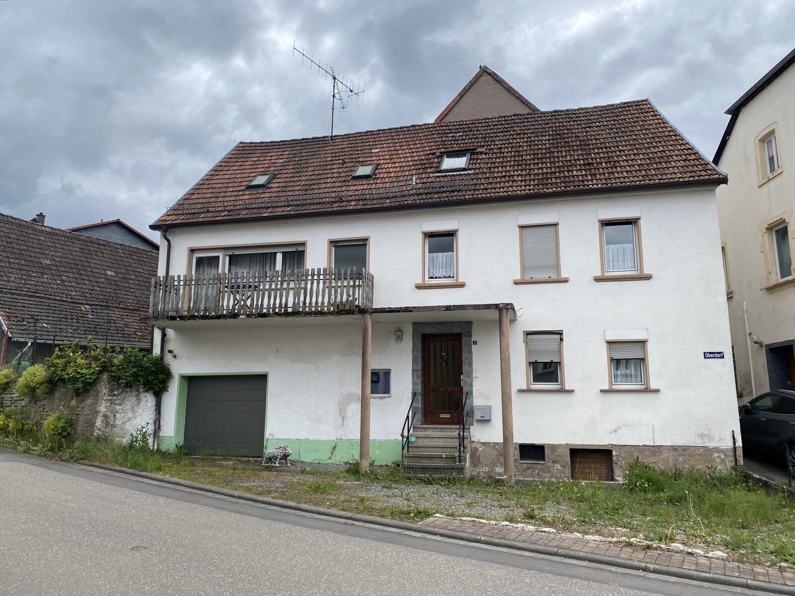 Einfamilienhaus mit Einliegerwohnung und Scheune Einfamilienhaus mit Einliegerwohnung und Scheune
