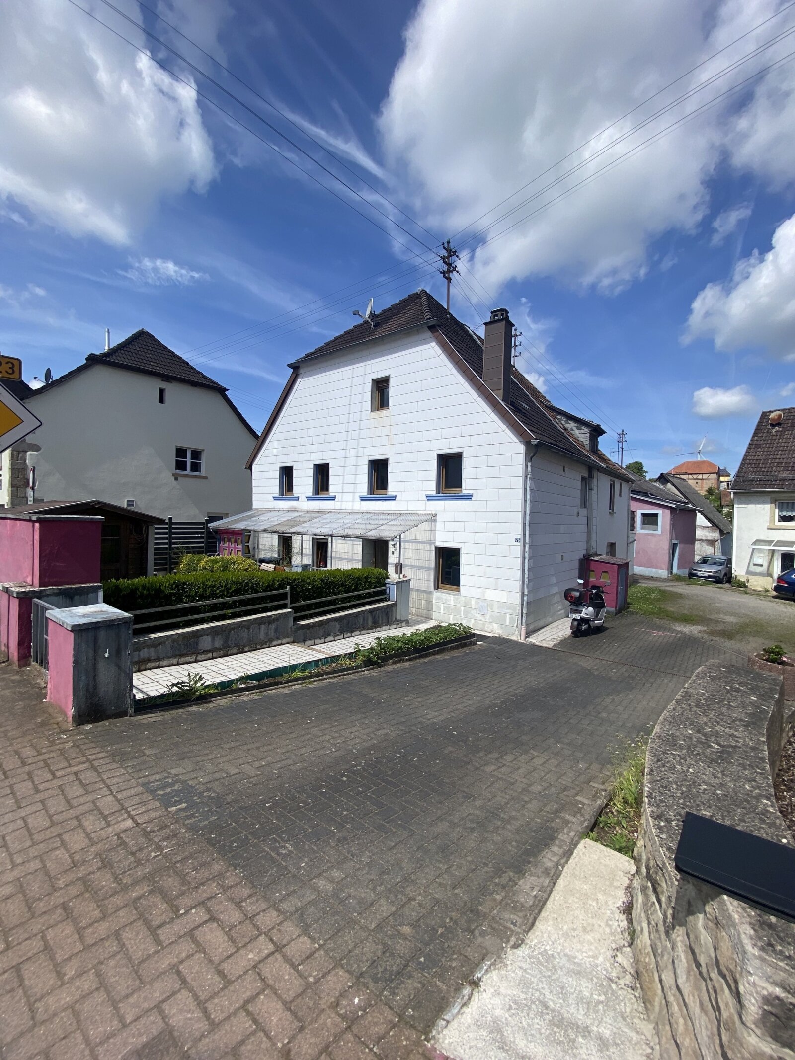 Einfamilienhaus mit kleinem Garten Einfamilienhaus mit kleinem Garten