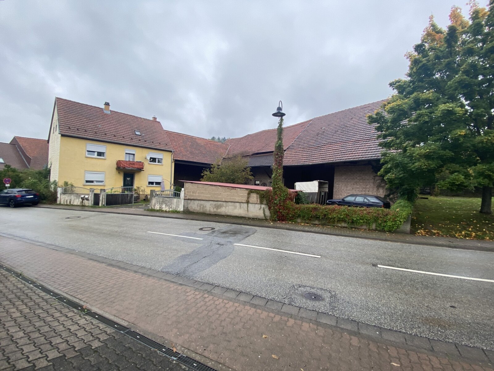Ehemaliges Bauernhaus mit Nebengebäude und Scheune Ehemaliges Bauernhaus mit Nebengebäude und Scheune