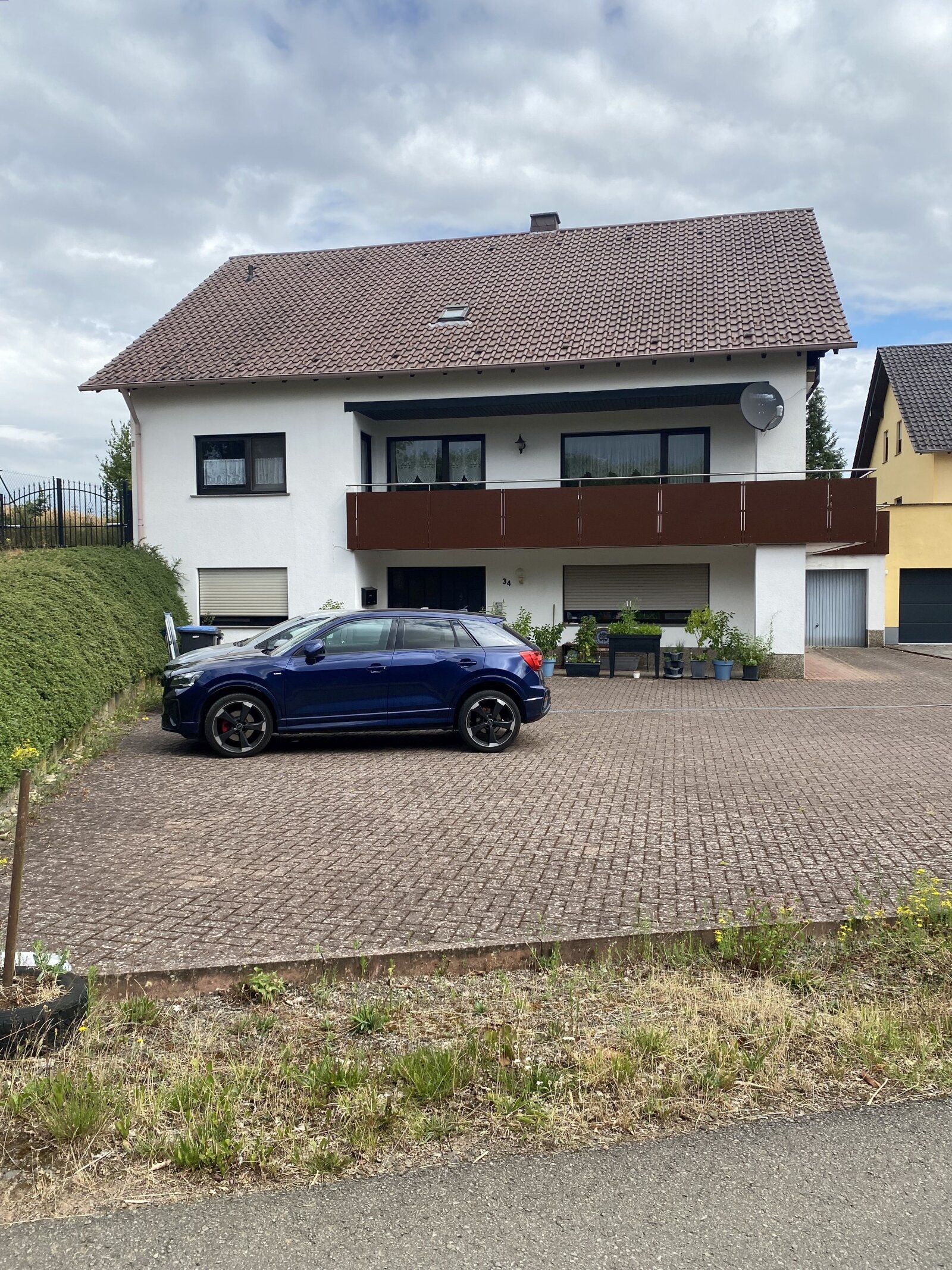 Dreifamilienhaus mit drei Garagen in ruhiger Seitenstraße Dreifamilienhaus mit drei Garagen in ruhiger Seitenstraße