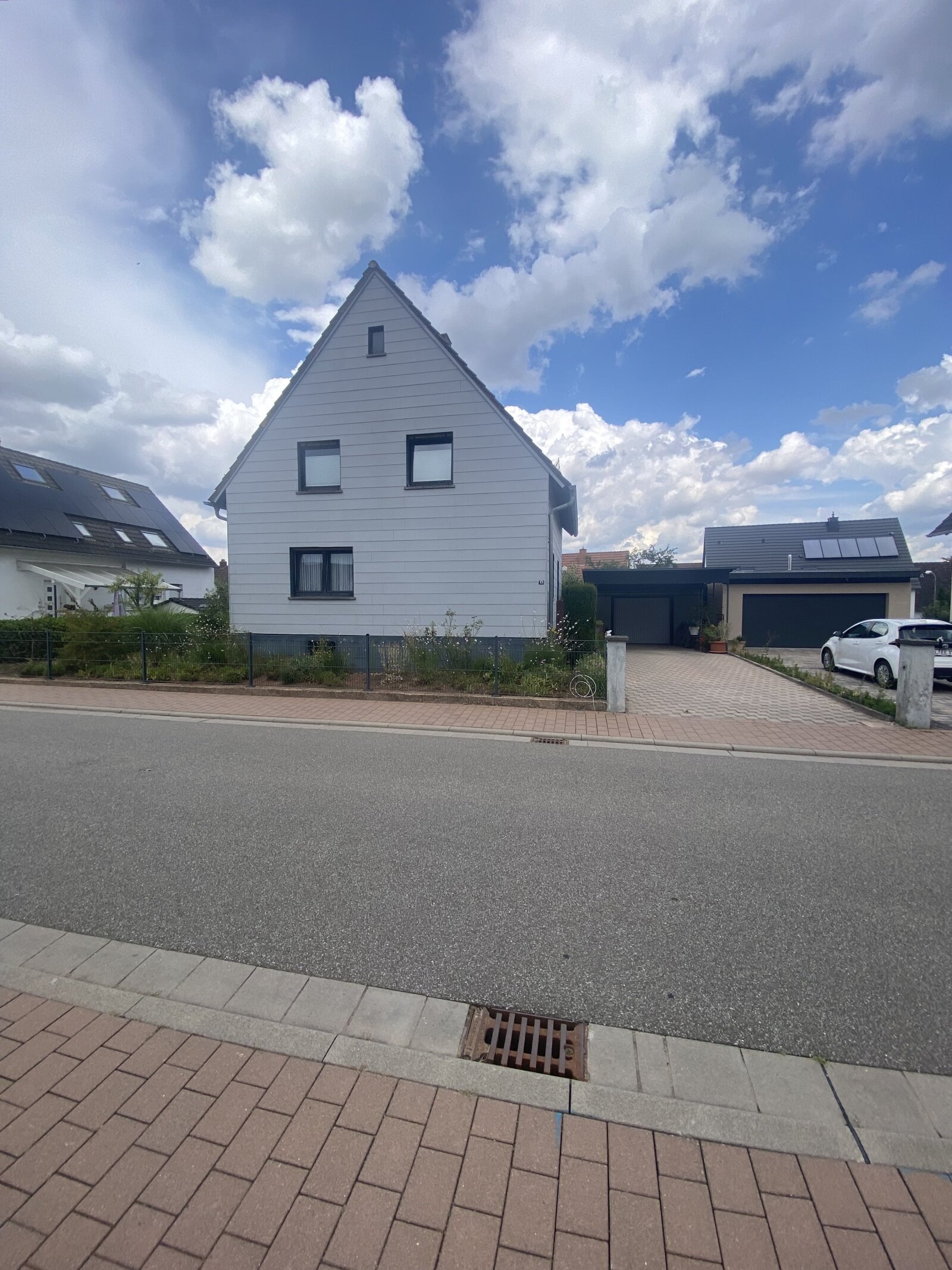 Freistehendes gepflegtes Zweifamilienhaus in Toplage Freistehendes gepflegtes Zweifamilienhaus in Toplage
