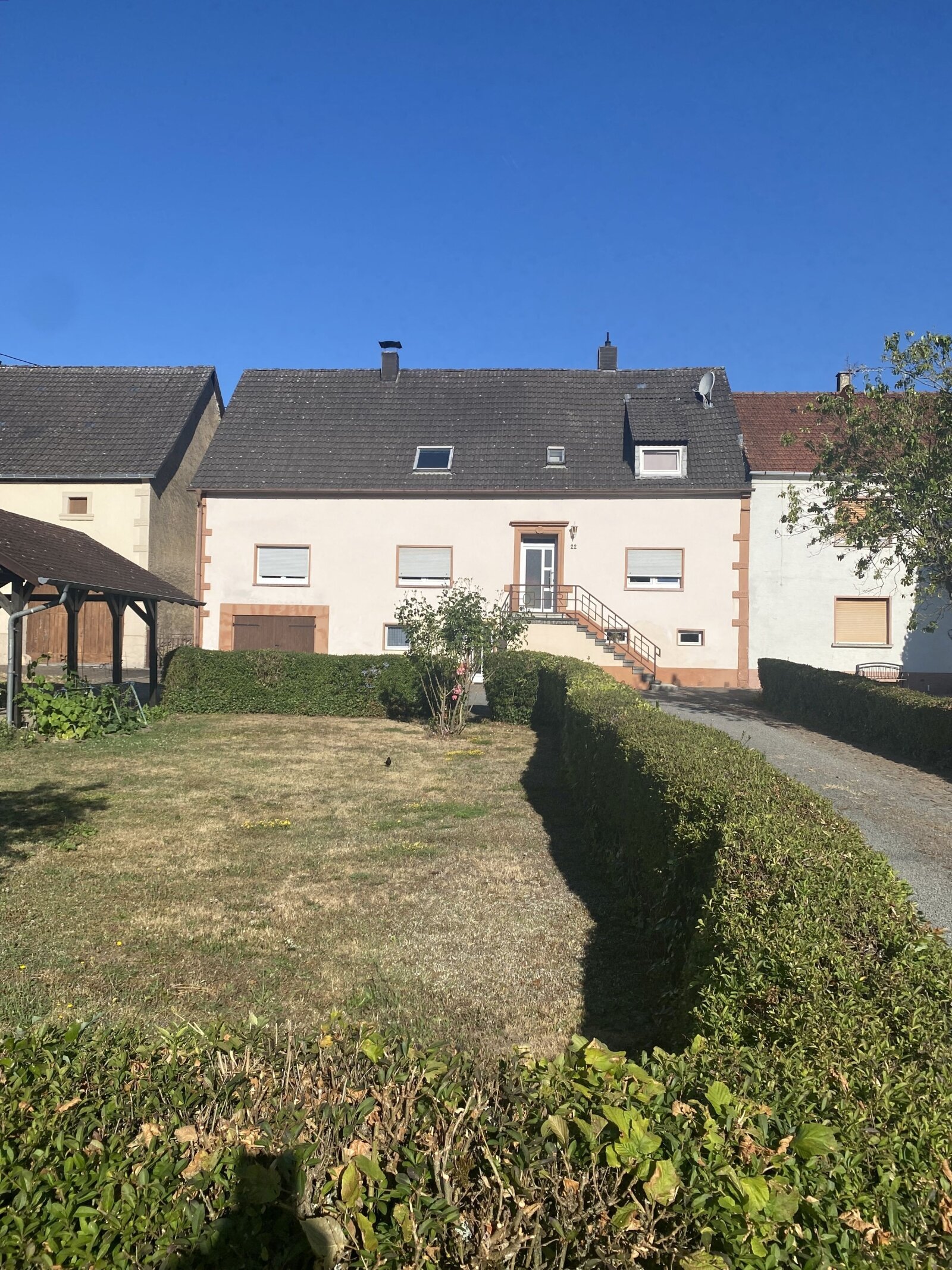 Ehemaliges Bauernhaus in gepflegtem Zustand in ruhiger Seitenstraße Ehemaliges Bauernhaus in gepflegtem Zustand in ruhiger Seitenstraße