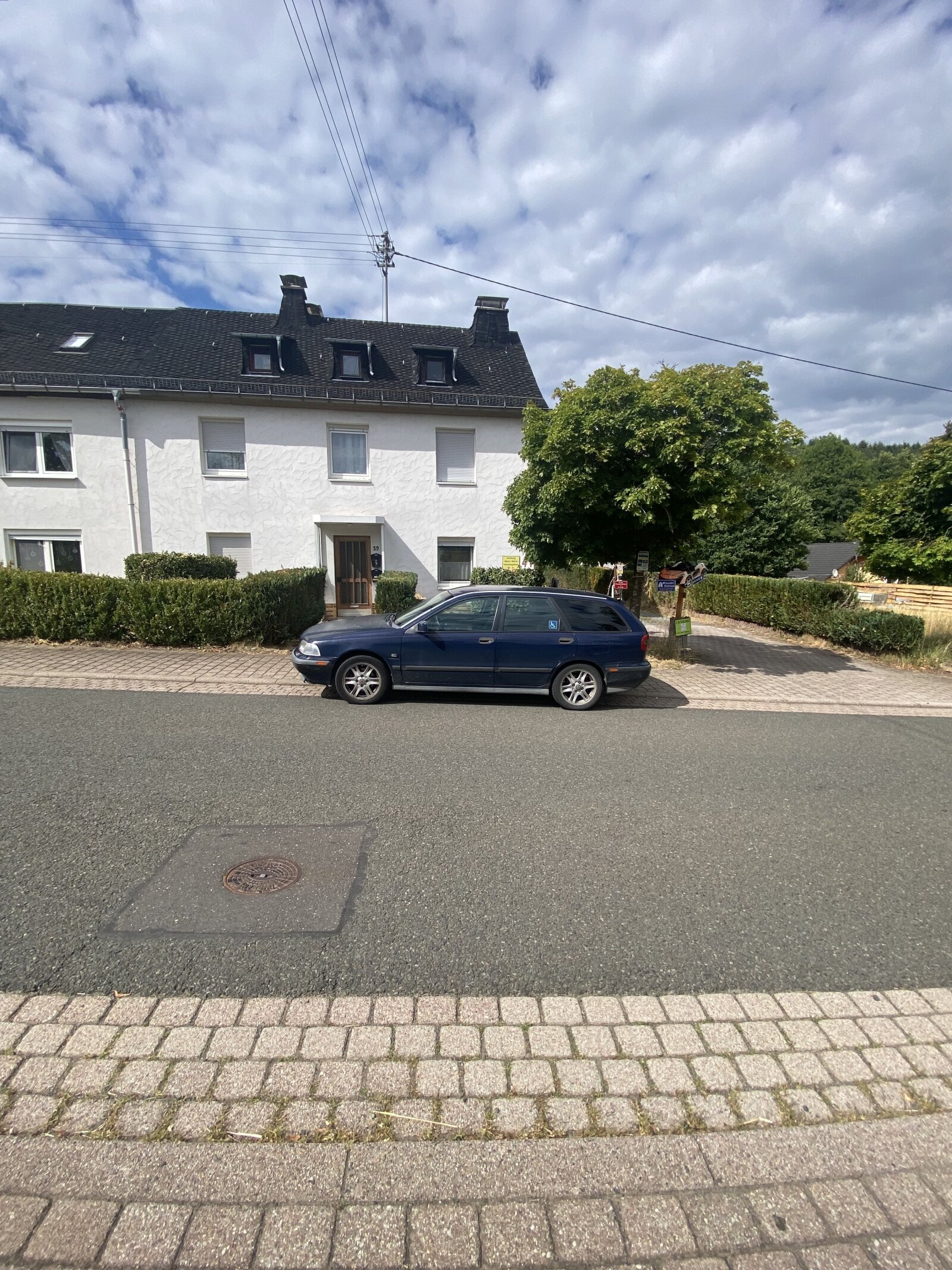 Mehrfamilienhaus mit fünf Garagen Mehrfamilienhaus mit fünf Garagen