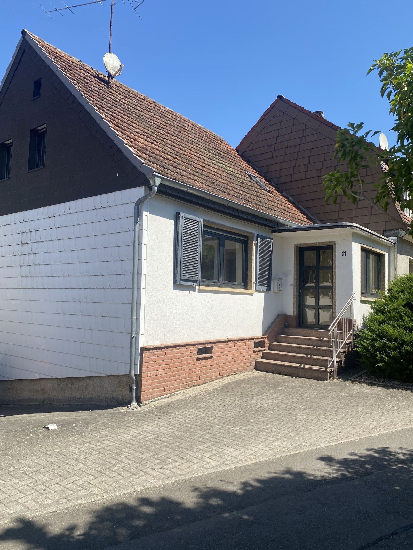 Gepflegtes Einfamilienhaus in ruhiger Seitenstraße Gepflegtes Einfamilienhaus in ruhiger Seitenstraße