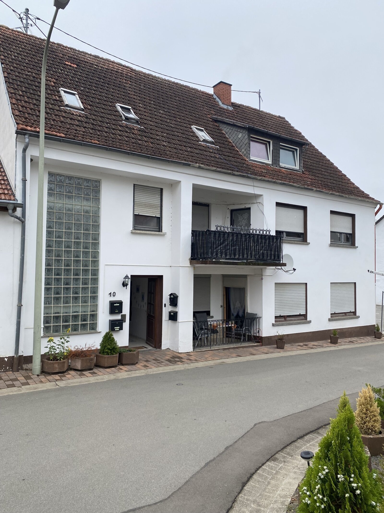 Dreifamilienhaus in ruhiger Seitenstraße Dreifamilienhaus in ruhiger Seitenstraße