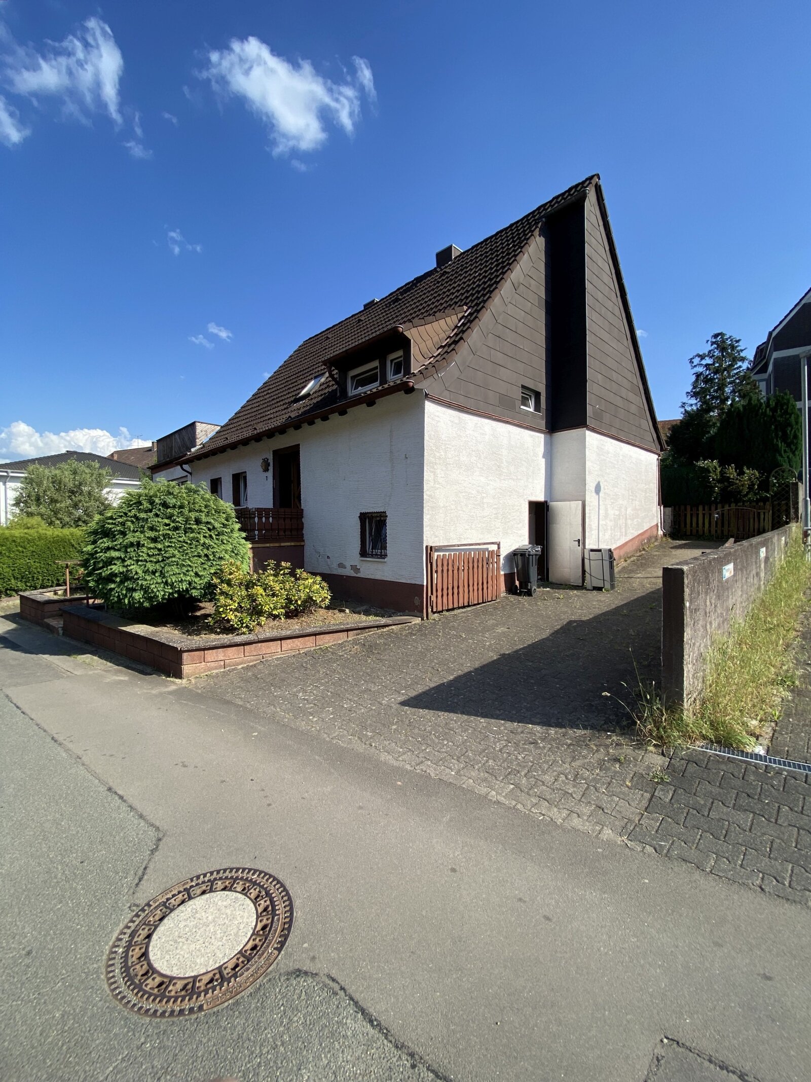 Solides Einfamilienhaus in ruhiger Seitenstraße Solides Einfamilienhaus in ruhiger Seitenstraße