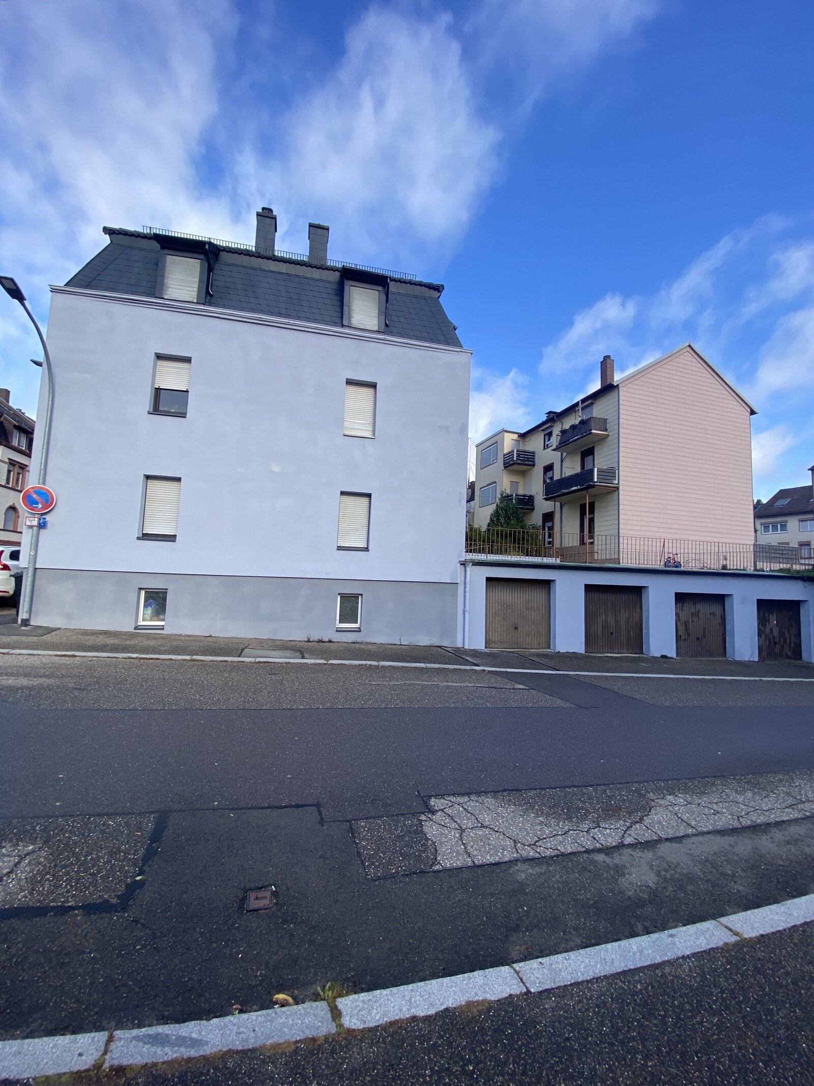 Mehrfamilienhaus mit vier Garagen Mehrfamilienhaus mit vier Garagen